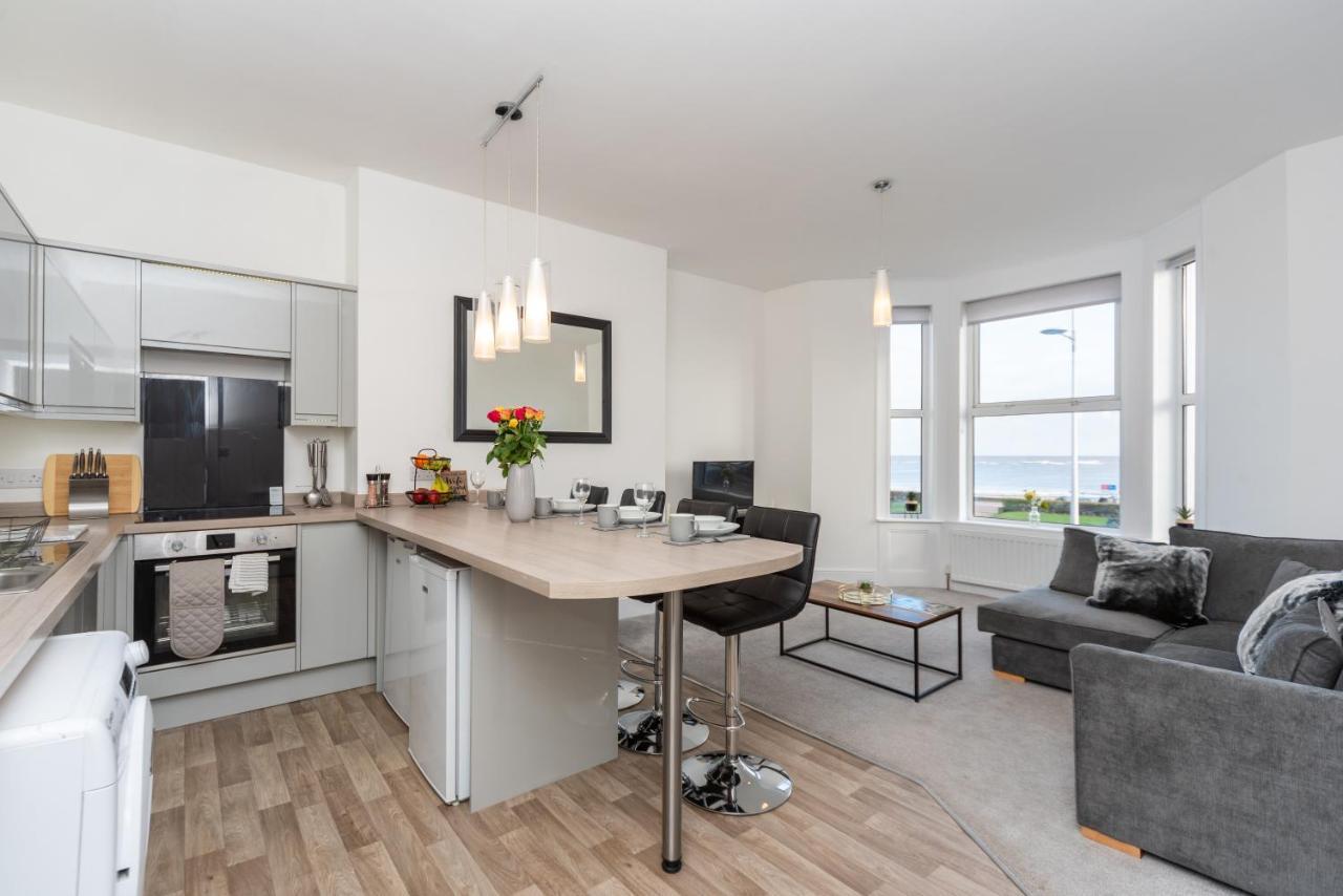 Sea Views Stunning 2 Bedroom Apartment # 로웨스터프 외부 사진