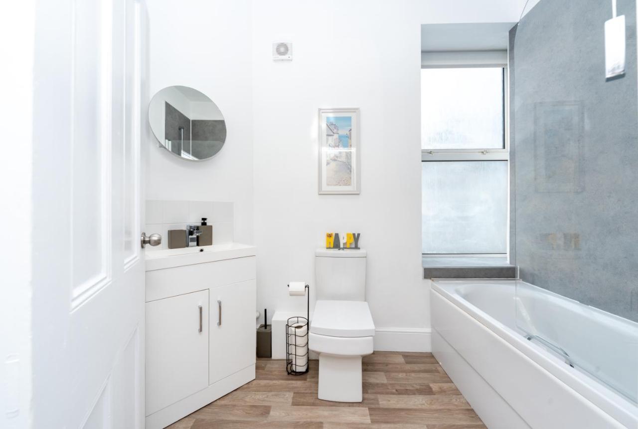 Sea Views Stunning 2 Bedroom Apartment # 로웨스터프 외부 사진