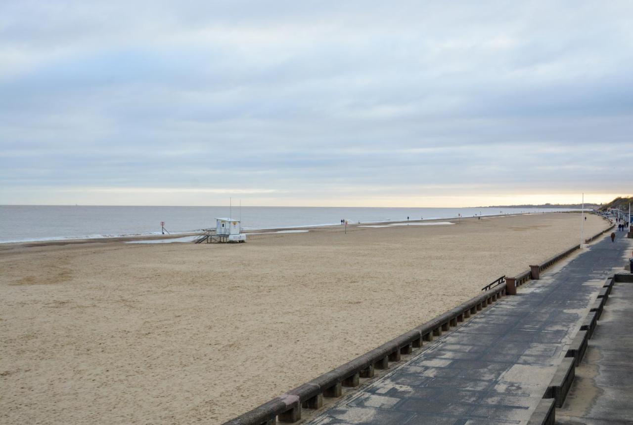 Sea Views Stunning 2 Bedroom Apartment # 로웨스터프 외부 사진