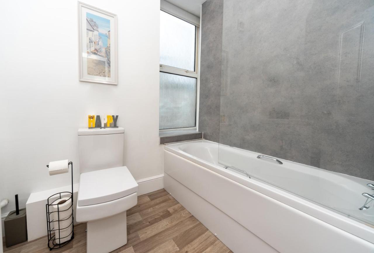 Sea Views Stunning 2 Bedroom Apartment # 로웨스터프 외부 사진