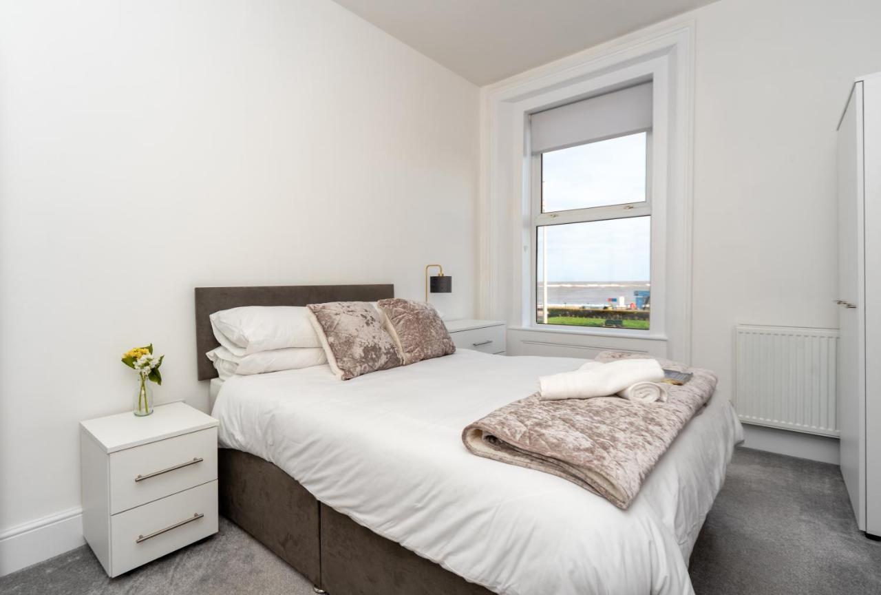 Sea Views Stunning 2 Bedroom Apartment # 로웨스터프 외부 사진
