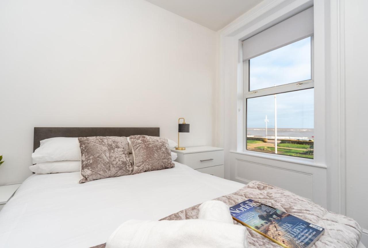 Sea Views Stunning 2 Bedroom Apartment # 로웨스터프 외부 사진