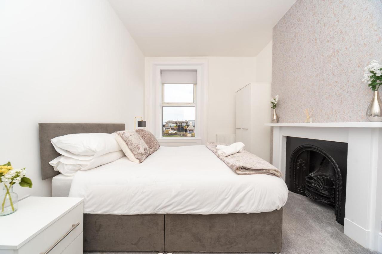 Sea Views Stunning 2 Bedroom Apartment # 로웨스터프 외부 사진