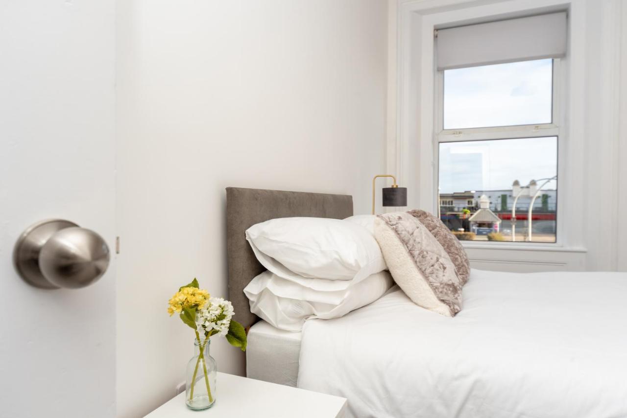 Sea Views Stunning 2 Bedroom Apartment # 로웨스터프 외부 사진