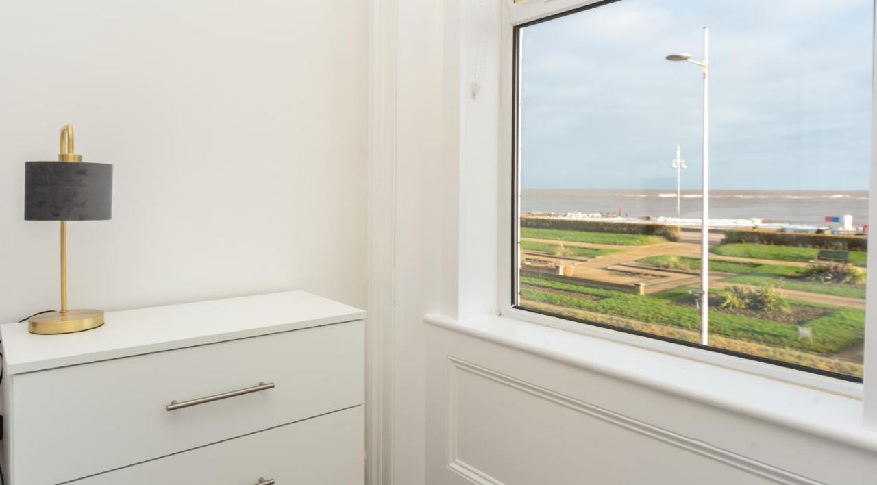 Sea Views Stunning 2 Bedroom Apartment # 로웨스터프 외부 사진